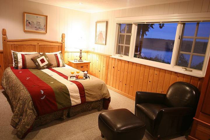 Vacation rental for 12 people, with yard and terrace as well as hot tub in Puget Sound