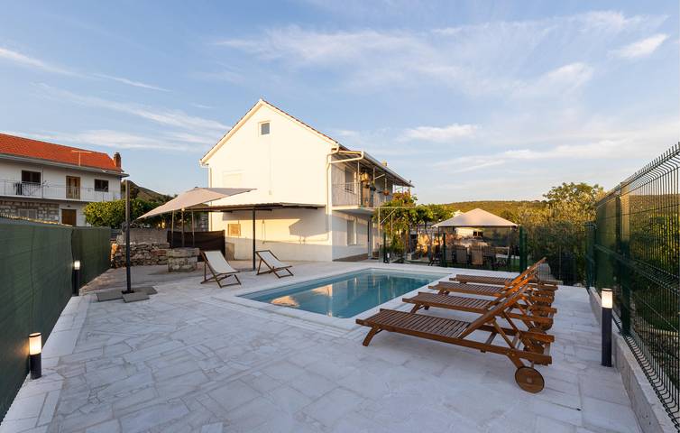 Ferienhaus für 8 Personen, mit Garten und Pool sowie Terrasse
