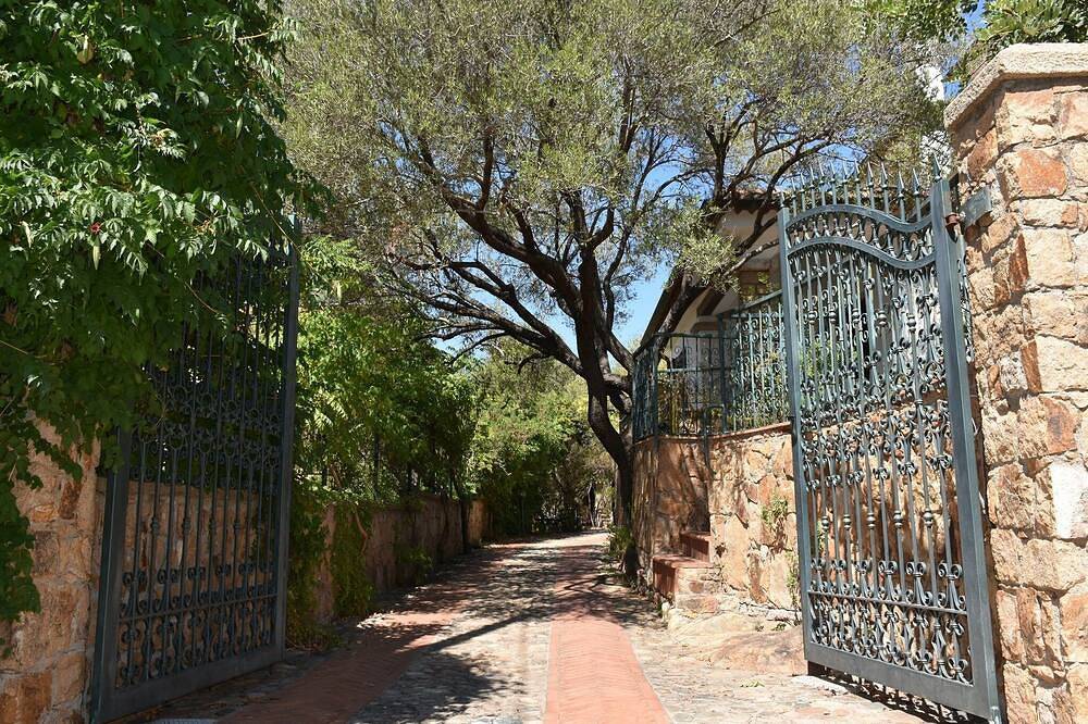 Apartamento entero, Villa Juniper, only 240mt from the sandy beach! in Tancau sul Mare, Lotzorai