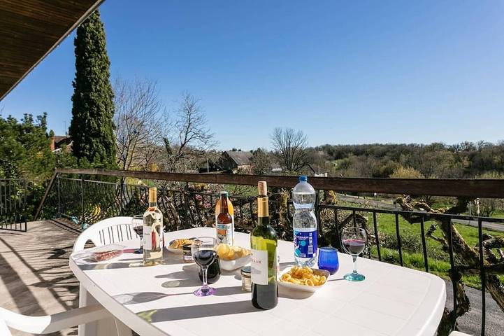Location de vacances pour 6 personnes, avec terrasse à Alvignac