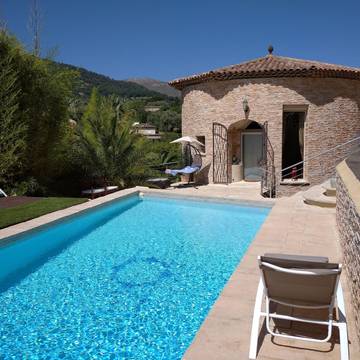 Location de vacances pour 8 personnes, avec jardin ainsi que piscine et terrasse à Vence