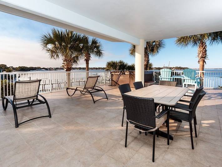 Vacation rental for 12 people, with balcony and pool as well as hot tub in Okaloosa Island