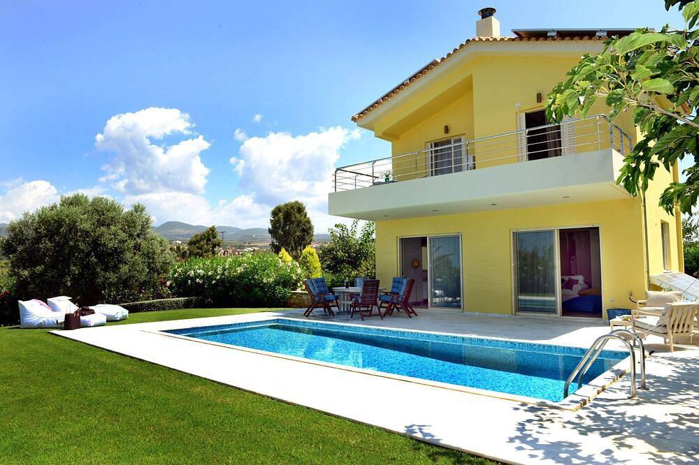 Citron Pale Villa with Private Pool in Golf von Kyparissia