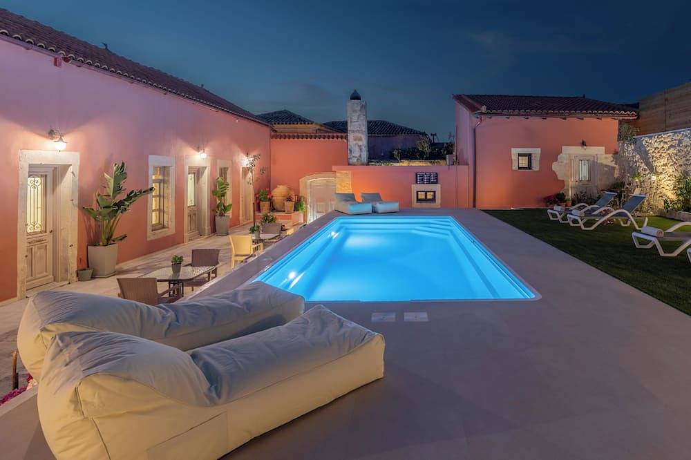 Historic Archanes Manor 3  Suites 80sm each Pr Pool & 300sm Courtyard  Sleeps 12 in Iraklio-Heraklion und Umgebung