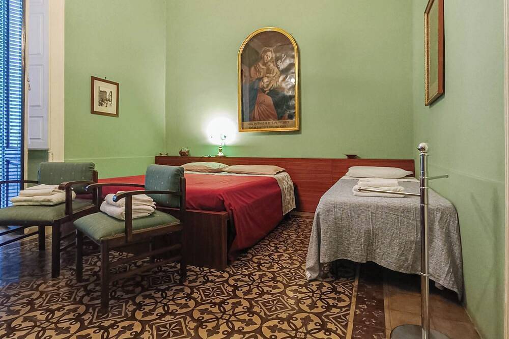 Casa Rossi Bed & Breakfast within walking distance of the historic center and 5 minutes from the sea in Acireale, Provincia de Catania