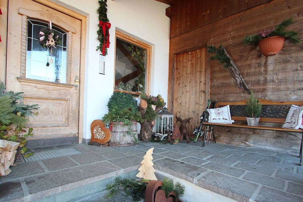 Leuk appartement in vakantiehuis met Wifi, Tv, terras, panorama en huisdieren toegestaan in Tux Alps, Fügen