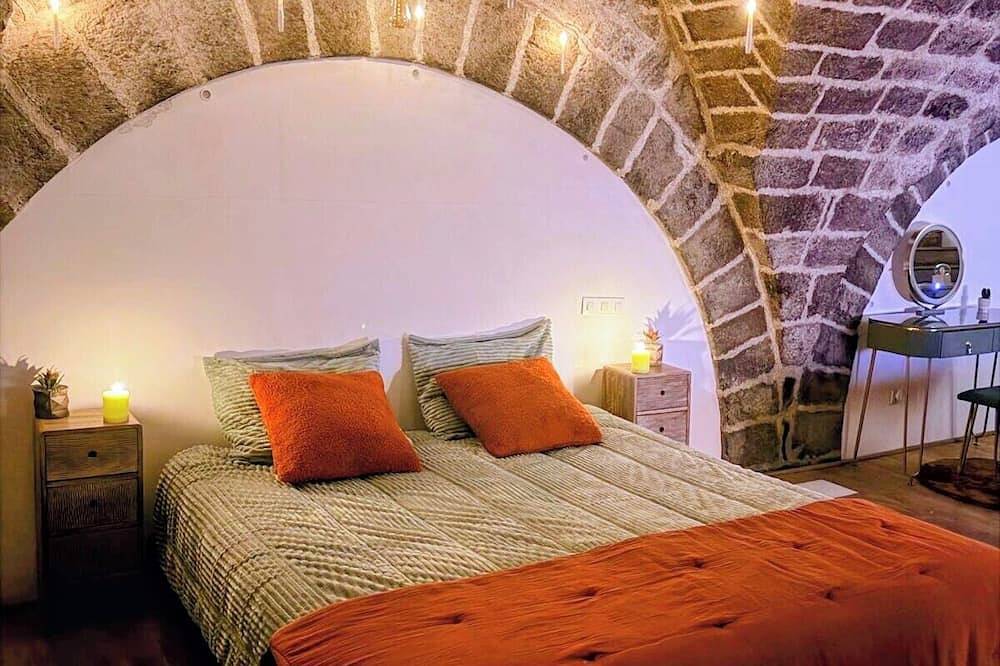 Ganze Wohnung, Where the stones whisper, an exceptional vaulted suite in the heart of Le Puy-en-Velay in Le Puy-en-Velay, Haute-Loire