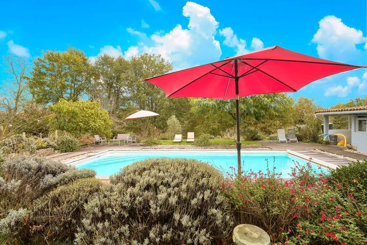 Location de vacances pour 3 personnes, avec jardin à Saint-Jean-d'Eyraud