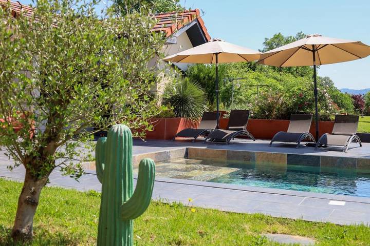 Villa pour 10 personnes, avec Jacuzzi et Terrasse ainsi que Jardin et Piscine