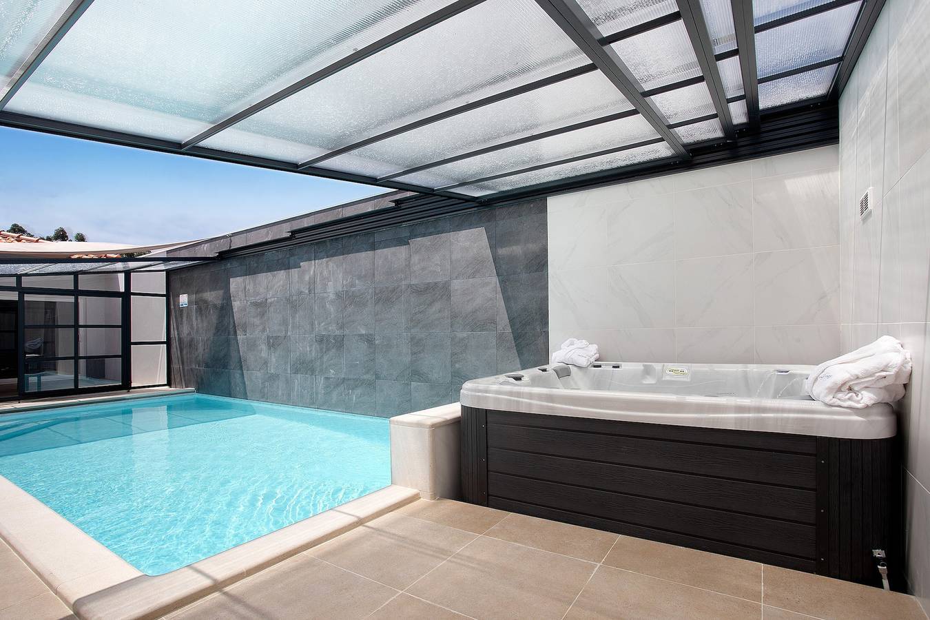 Villa 'Flor' con piscina riscaldata, idromassaggio, Wi-Fi e aria condizionata in Salir de Matos, Leiria District