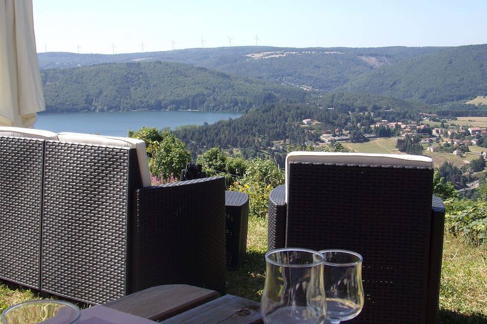Casa con vistas al lago y las montañas in Le Lac-d'Issarlès, Macizo Central