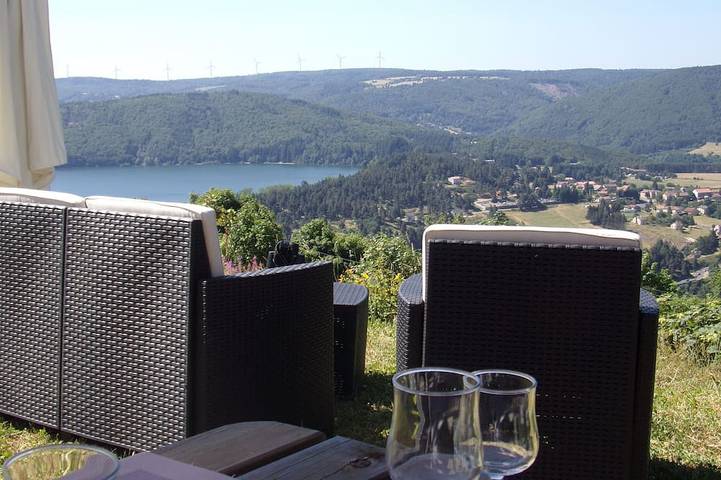 Gîte pour 4 personnes, avec jardin et terrasse à Le Lac-d'Issarlès
