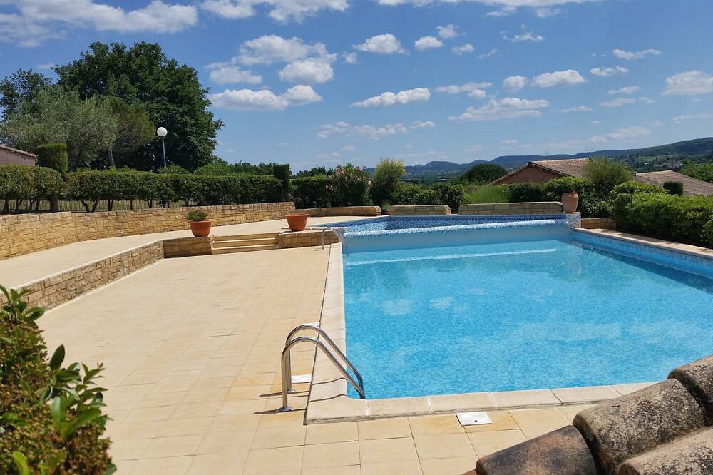 Maisonnette avec piscine commune et plages des gorges de l'Ardèche à 5mn à pied in Saint-Martin-d'Ardèche, Gorges de l’Ardèche