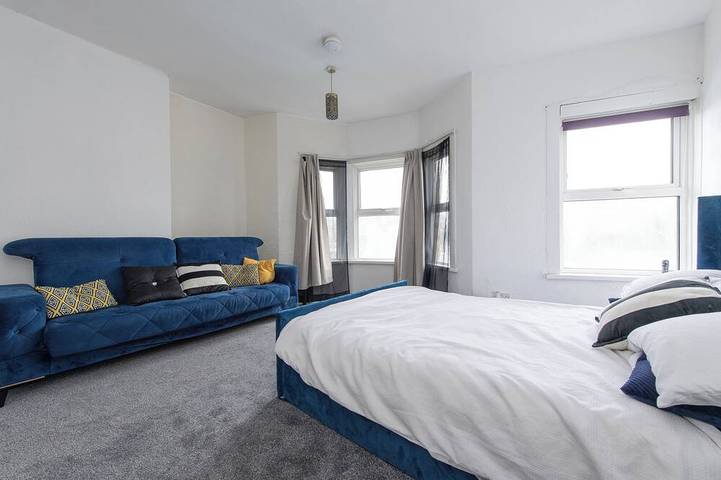 Ganze Wohnung, Perfect 1-bedroom in a 5 bedroom apartment in lovely Chatham for your stay. in Chatham (Großbritannien), Kent Downs