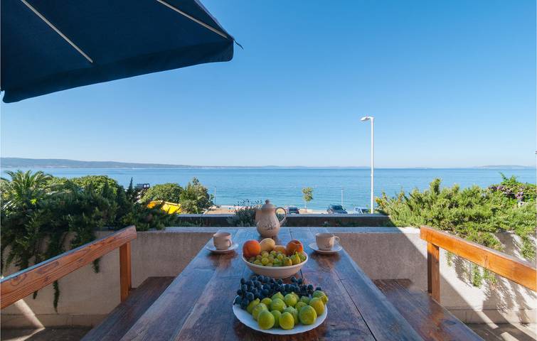 Entire holiday apartment, Cozy 100m from Beach: Wi-Fi, AC, Terrace & Parking Included! in Podstrana, Split-Dalmatia