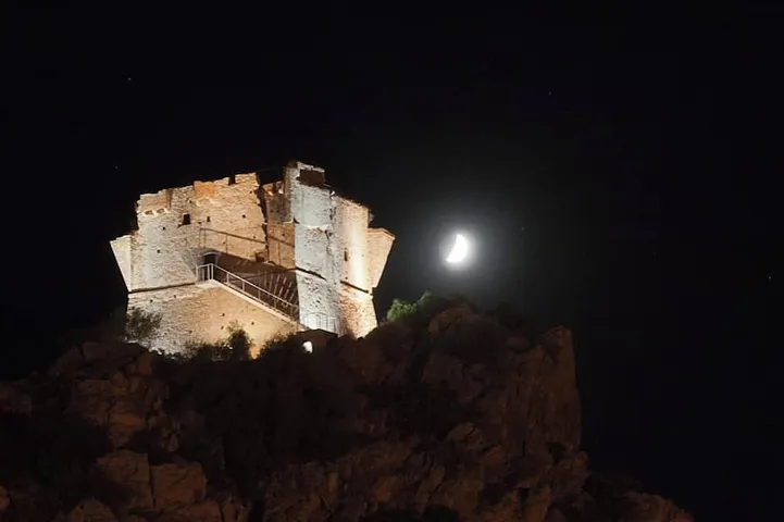 Maison avec terrasses face à la mer. in Porto (Corse), Ota