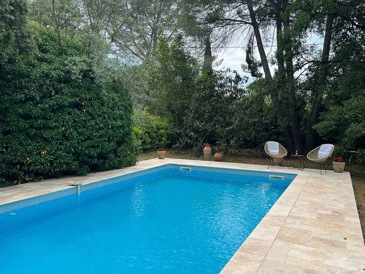 Feriehus for 6 personer, med Terrasse og Hage i tillegg til Badebasseng i Draguignan