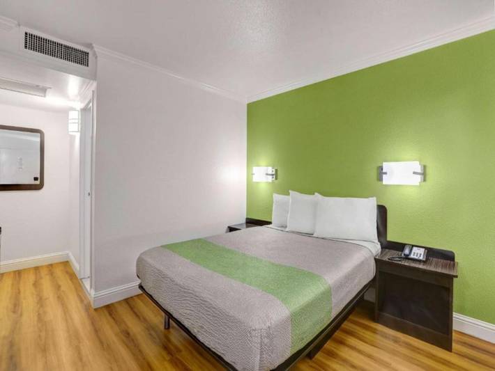 Entire apartment, Ms6 King City |1 Queen Bed | Mob Acc Tub Nsmk Micfridg in Monterey County