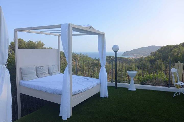 Villa surrounded by greenery with sea view and swimming pool in San Bartolomeo al Mare, Riviera di Ponente
