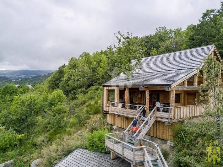 Chalet pour 8 personnes, avec Jacuzzi et Terrasse à Chambon-sur-Lac