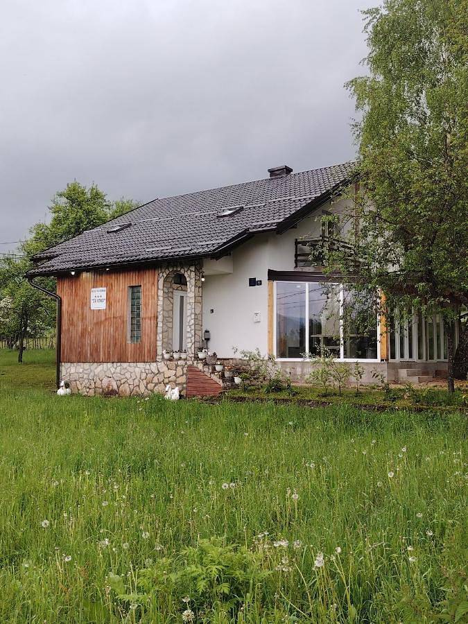 Vakantiehuis voor 12 personen, with uitzicht op het meer and tuin as well as uitzicht aan de Plitvicemeren