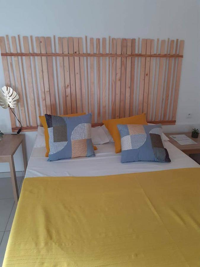 Location de vacances pour 2 personnes, avec piscine ainsi que terrasse et vue à Sainte-Luce - 2