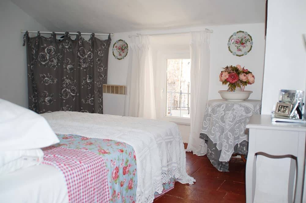 Cottage artisanal du Xviiie siècle restauré , situé dans un belle village in Thézan-des-Corbières, Côte méditerranéenne (France)