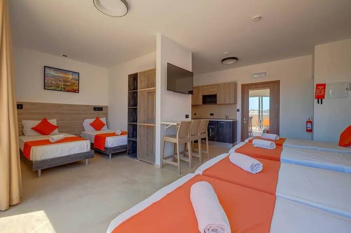 Apartamento inteiro, Red 6: Roof Top Studio Penthouse in St. Julian's in San Giljan, Ilha de Malta