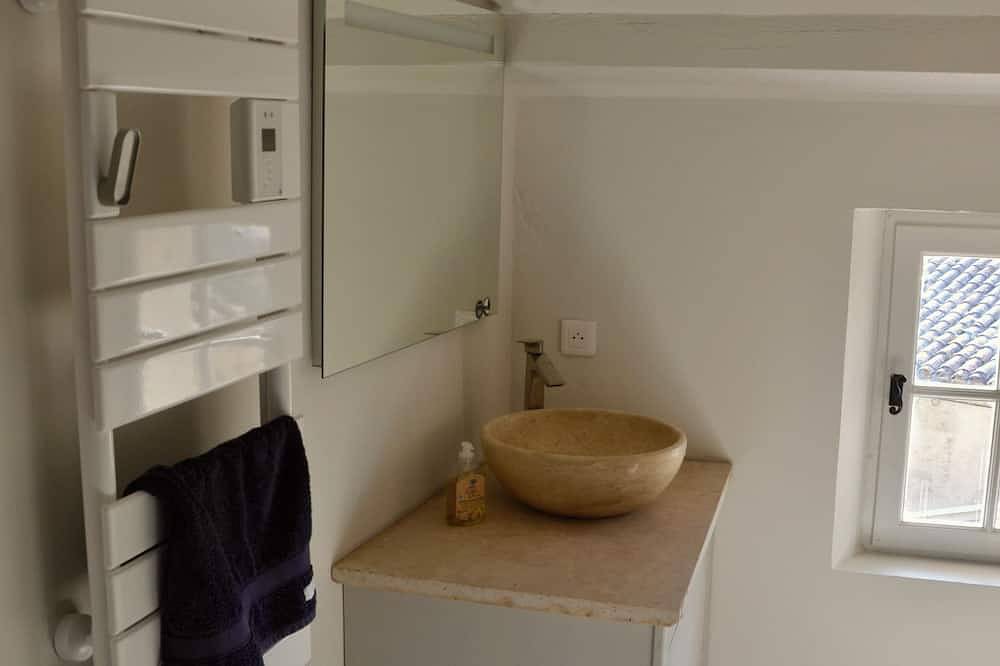 Ancienne maison dans un village perché in Viens, Regionaler Naturpark Luberon