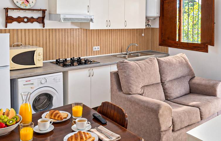 Cozy 140m² Apartment: Wifi, Parking & Steps to Coastline and Dining in Adra, Costa de Almería
