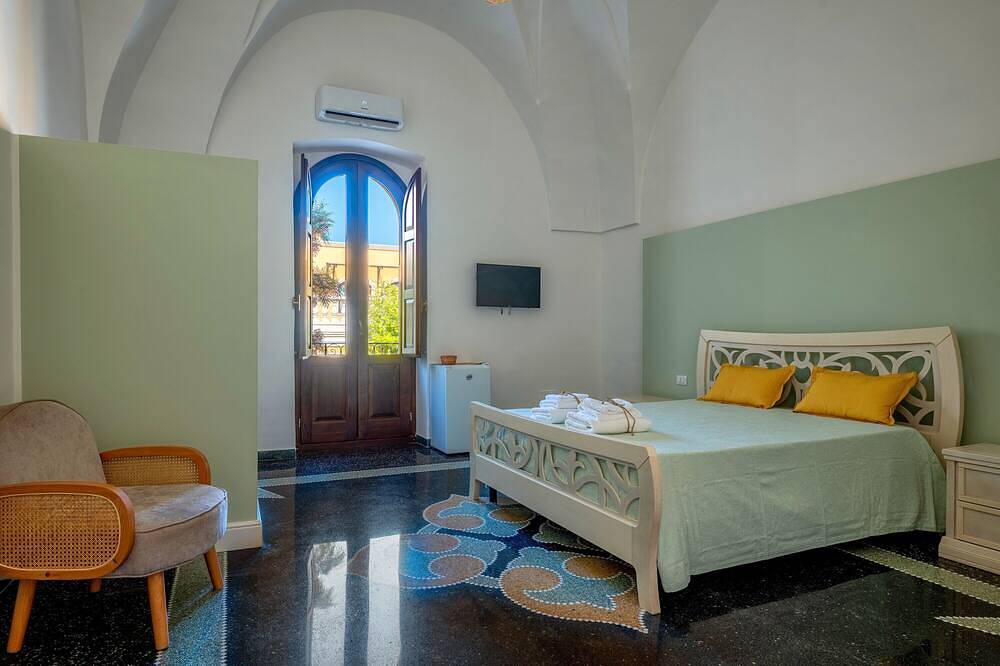 Entire apartment, Room 'Primo Piano - Camera 1' with Private Garden, Wi-Fi and Air Conditioning in Pulsano, Gulf of Taranto