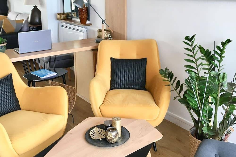 Entire apartment, Rare! Beautiful and spacious architect's'apartment with the sea at your feet in Bernières-sur-Mer, Caen region
