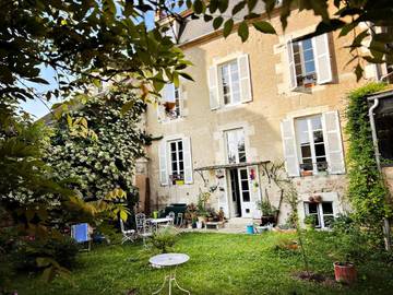 Location de vacances pour 2 personnes, avec terrasse ainsi que vue et jardin à Avallon