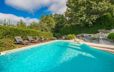 Gîte pour 6 personnes, avec terrasse et piscine, animaux acceptés à Châteauneuf-Grasse