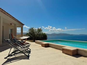 Villa pour 8 personnes, avec jardin ainsi que piscine et vue, animaux acceptés dans Sagone