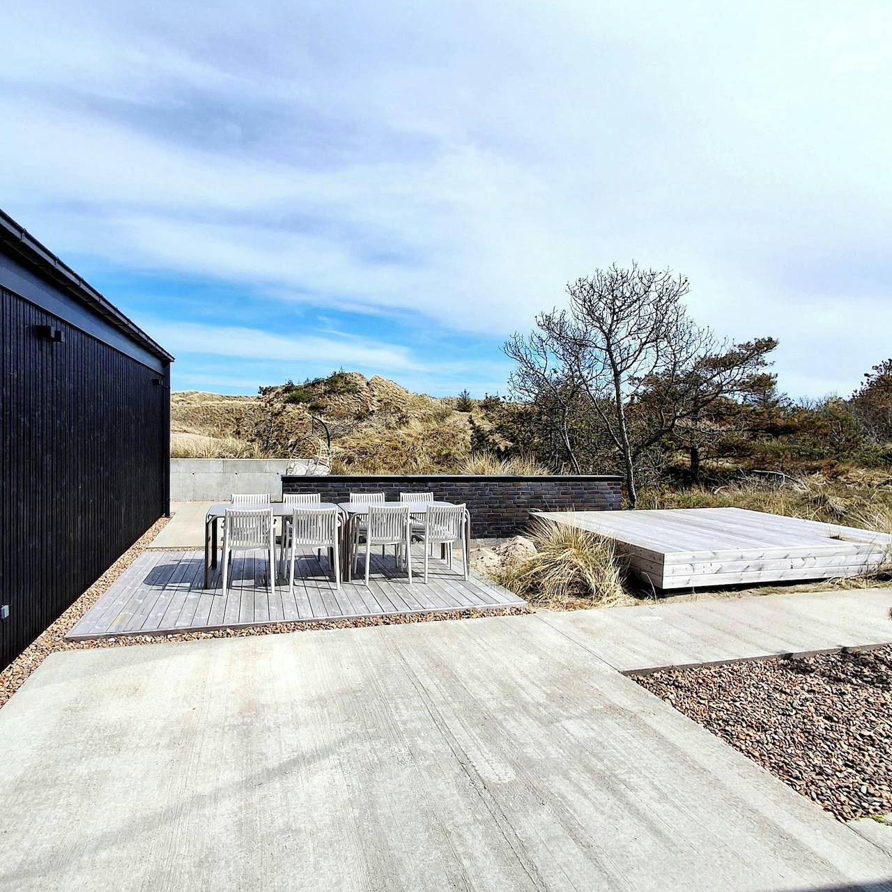 Arkitektonisk ro og minimalisme gjemt i sanddynene in Råbjerg-Bunken, Ålbæk