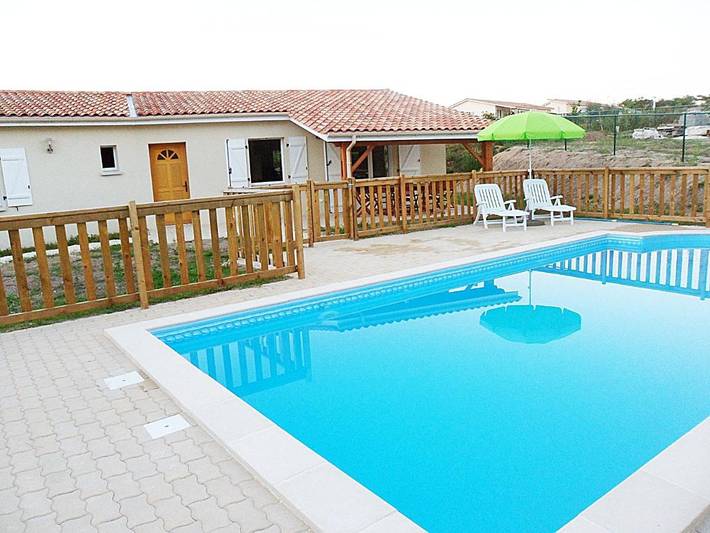 Location de vacances pour 8 personnes, avec piscine et jardin à Brossac - 3