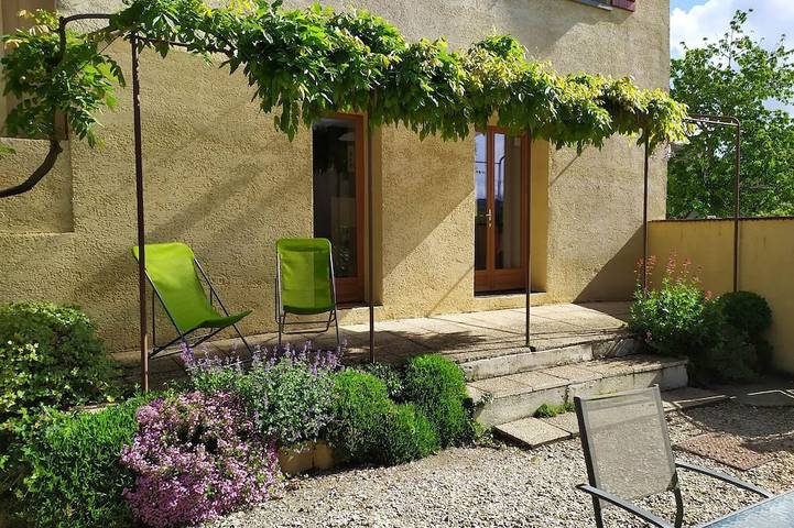 Location de vacances pour 4 personnes, avec Balcon/Terrasse ainsi que Terrasse et Jardin à Brégnier-Cordon