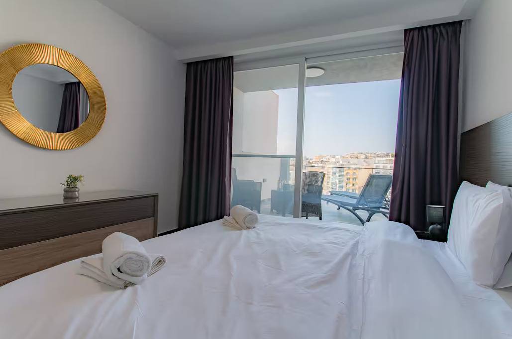 Appartement de vacances entier, 2-Br Duplex Penthouse Spinola Sea View Balcony in Paceville, San Giljan