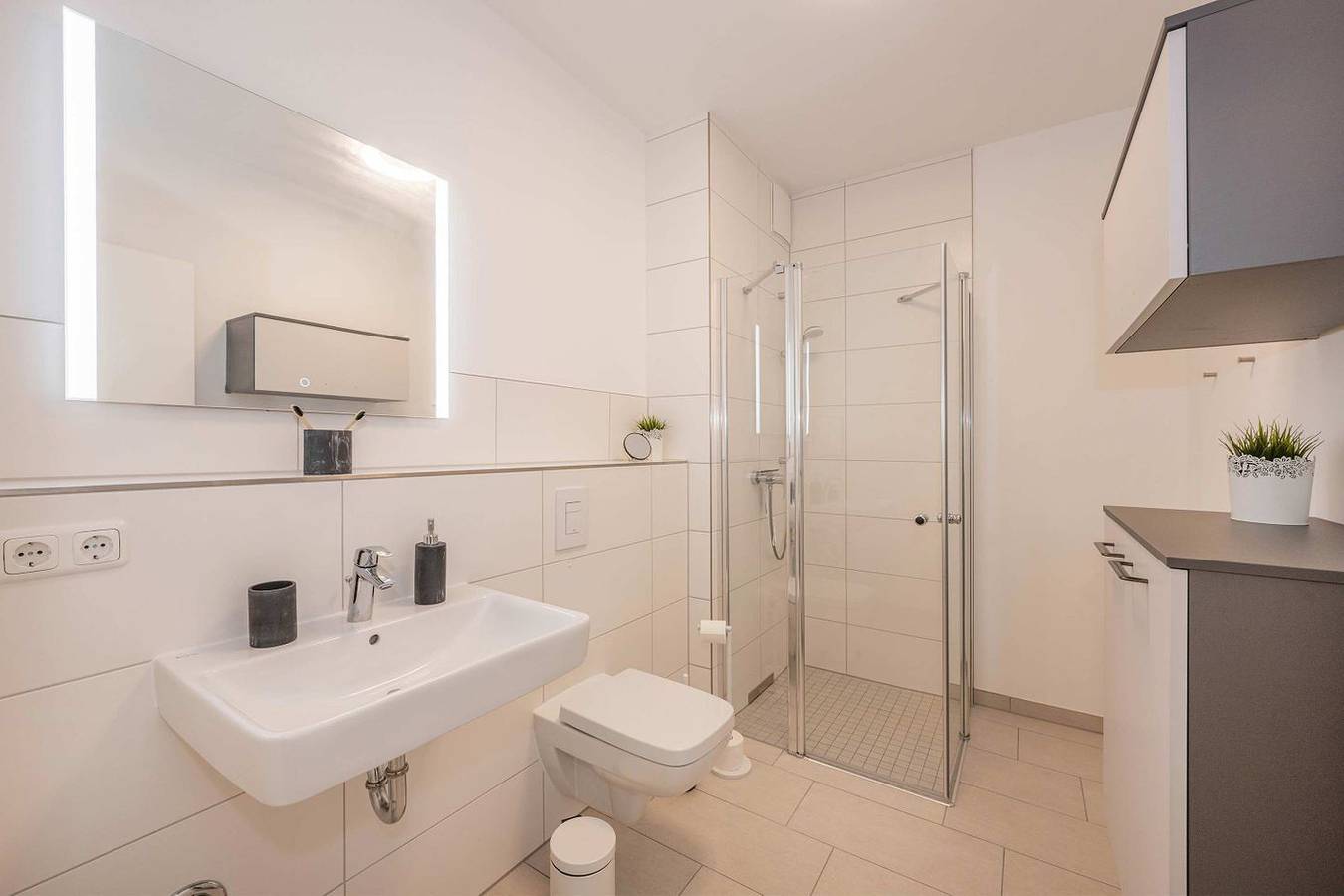 Ganze Wohnung, Moderne Ferienwohnung in Kölpinsee mit Balkon – nur 600 m vom Strand entfernt in Kölpinsee, Loddin