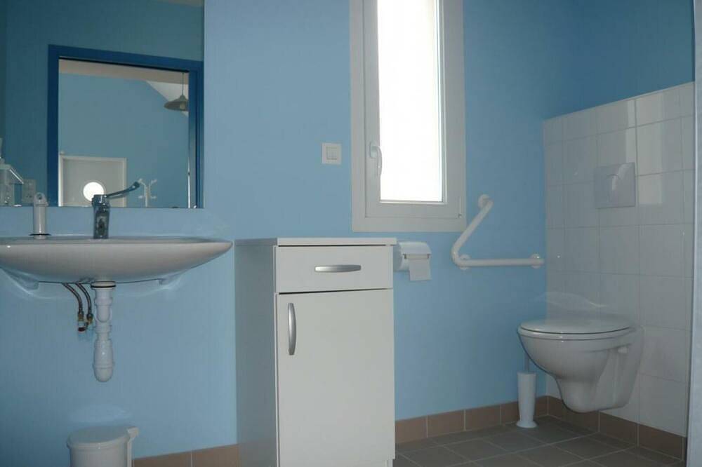 Cozy Surfside Cottage - Beach 600m, Terrace, Wi-Fi, Pet Friendly, Parking in Siouville-Hague, Côte de la Déroute