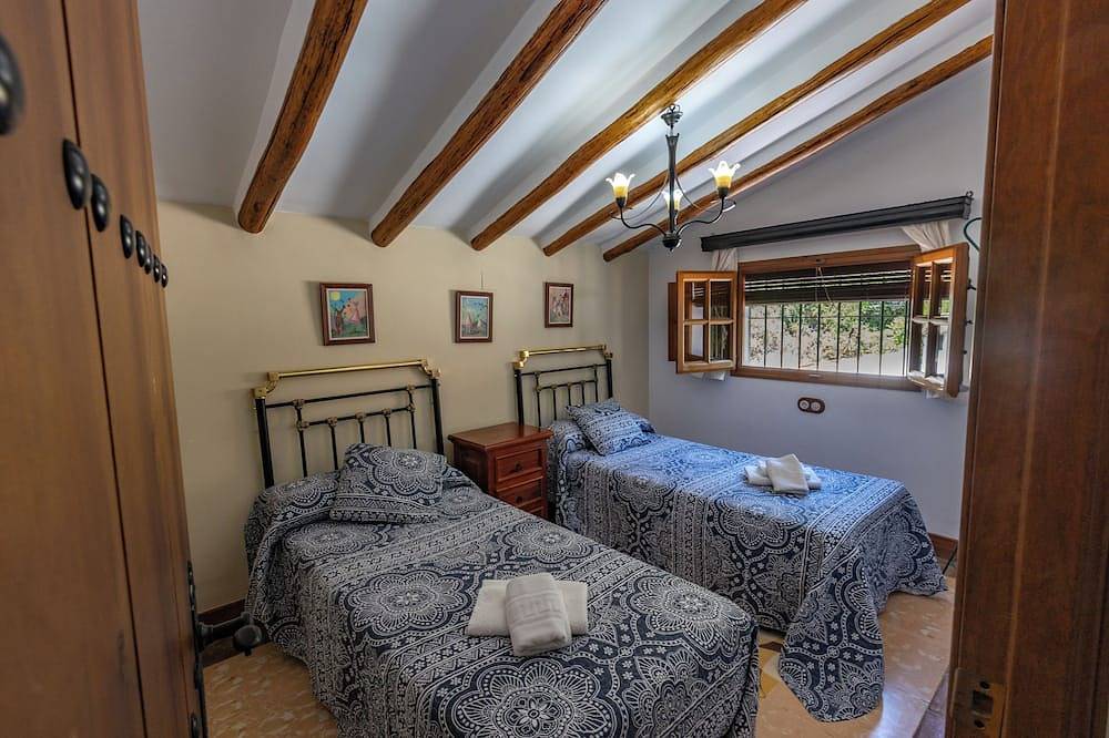 Casa de campo, gran piscina, buenas vistas a Iznajar y a la montaña, jacuzzi opc in Rute, Sierras Subbéticas