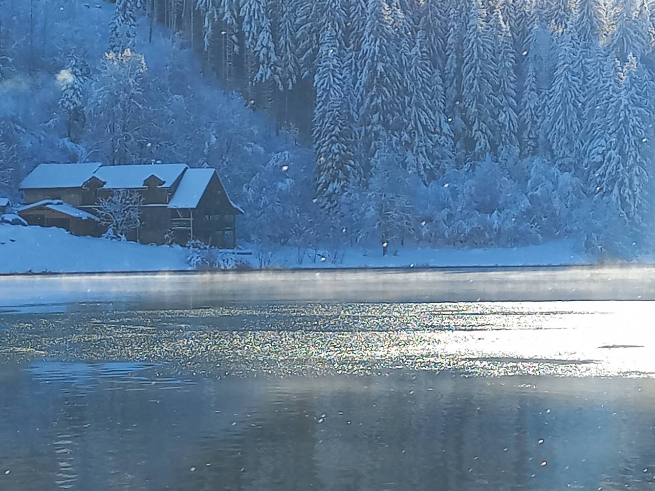 Chalet « Pierre Bois Lac » avec vue sur la montagne, terrasse et jardin partagés in La Ferrière, Isère