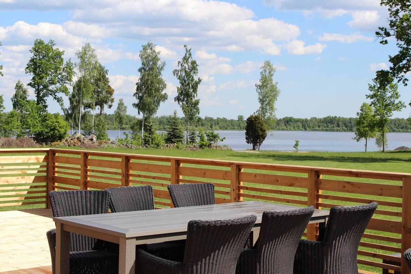 Komfort-Ferienhaus mit Seeblick, Boot und beheiztem Pool vor der Tür in Kronoberg