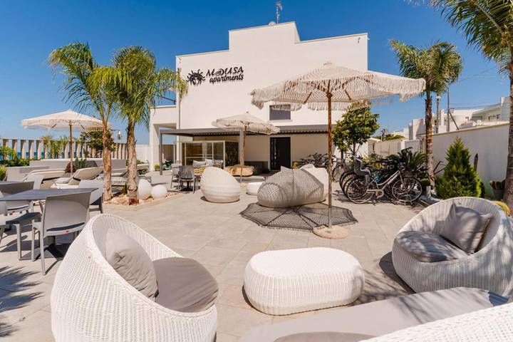 Apartahotel para 4 personas, con sauna además de terraza y jacuzzi en Apulia