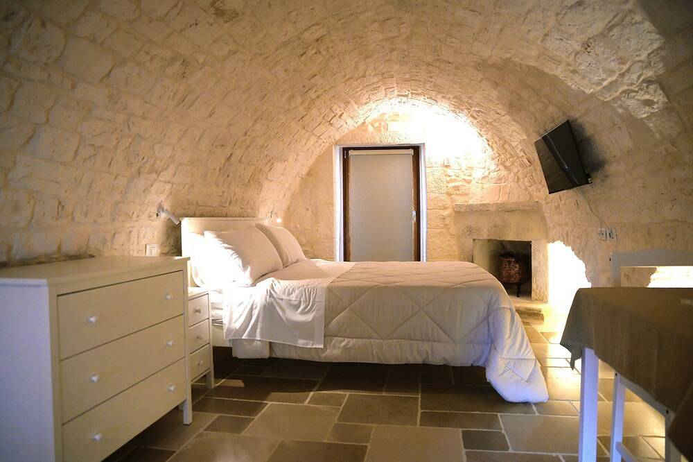 Cummersa - Campanile Inn;\ncomfortable room in  historic building in Locorotondo in Locorotondo, Bari Province