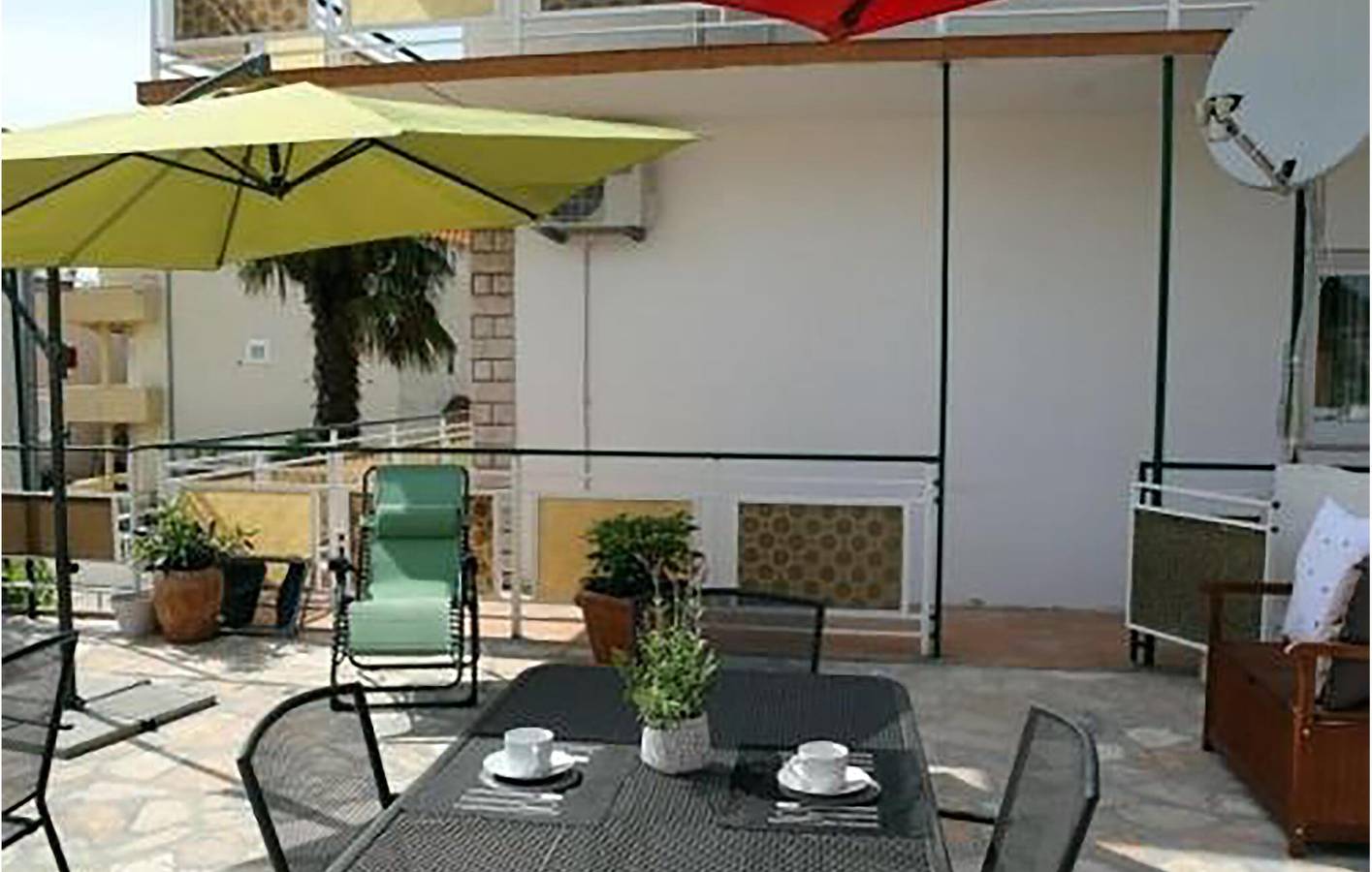 Ganze Ferienwohnung, Geräumige 1-Zimmer-Wohnung mit Terrasse, 500 m vom Strand entfernt in Vodice, Šibenik-Knin