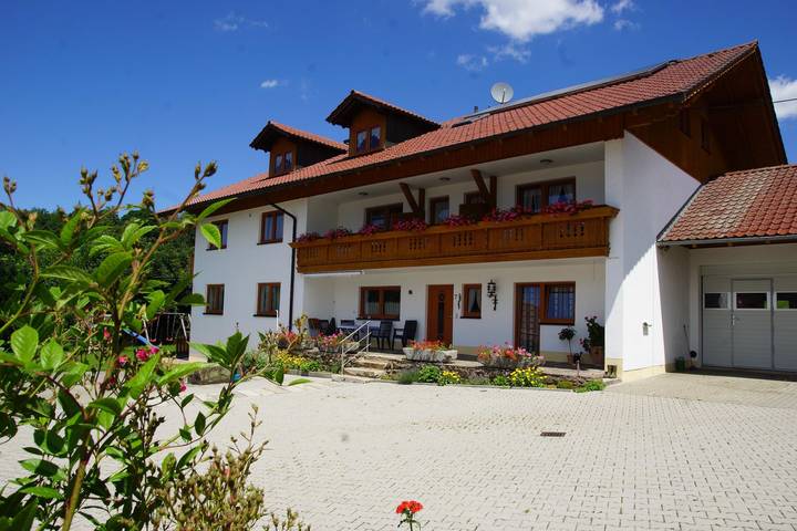 Apartmenthotel für 3 Personen, mit Balkon und Balkon/Terrasse sowie Terrasse und Garten in Bogen