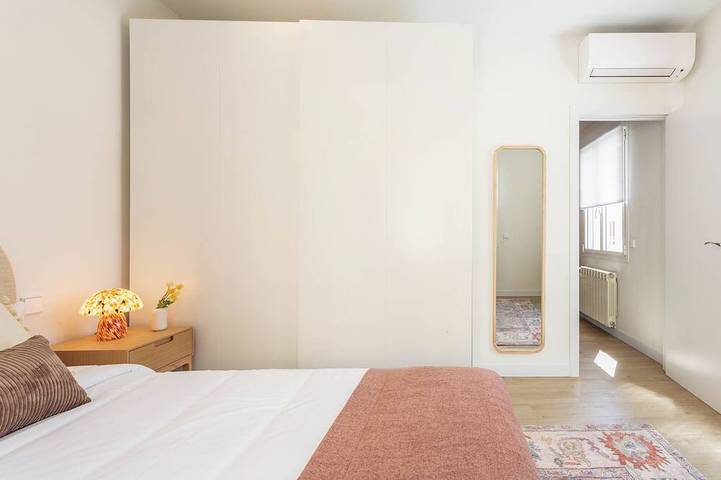 Ganze Wohnung, Willkommen in dieser eleganten und gemütlichen Wohnung im Herzen von Tetuán, einem der authentischsten und verkehrsgünstigsten Viertel Madrids. Ein Raum für Langzeitaufenthalte, mit viel Tageslicht und charmanter Architektur. in Tetuán, Madrid
