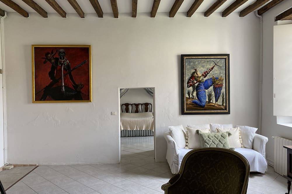 Cedar Cottage in a Exceptional 17th Century Castle in Gascony in Espiens, Région de Nérac